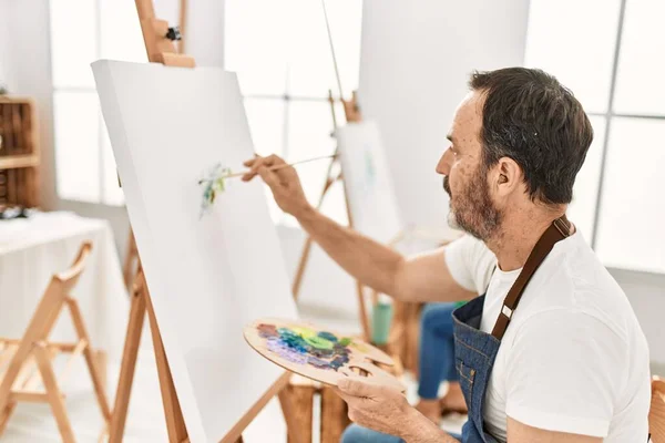 Dos Estudiantes Mediana Edad Sonriendo Feliz Pintura Estudio Arte — Foto de Stock
