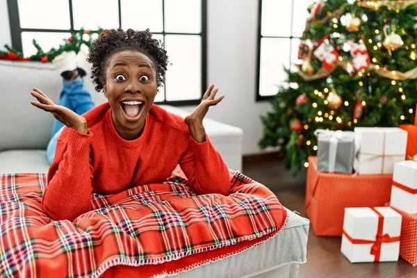 Jovem Afro Americana Deitada Sofá Junto Árvore Natal Celebrando Loucuras — Fotografia de Stock