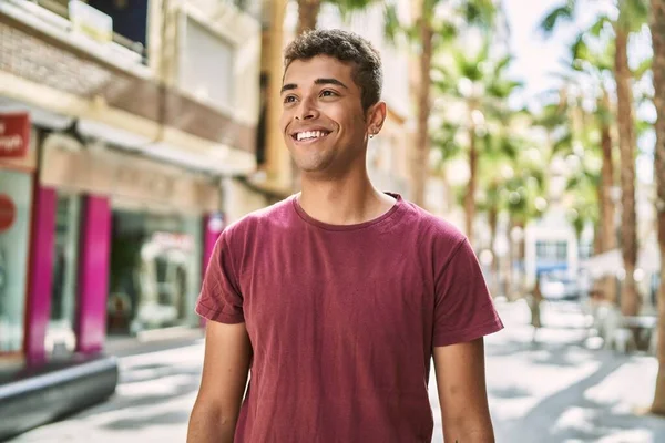 Ung Latin Man Ler Glad Stående Vid Staden — Stockfoto