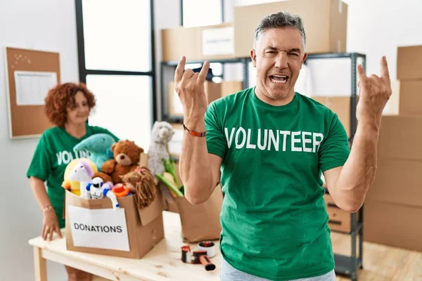 Hombre Mediana Edad Con Camiseta Voluntaria Las Donaciones Pie Gritando —  Fotos de Stock