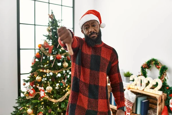 Африканский Американец Шляпе Санта Клауса Стоит Рождественской Елки Выглядит Несчастным — стоковое фото