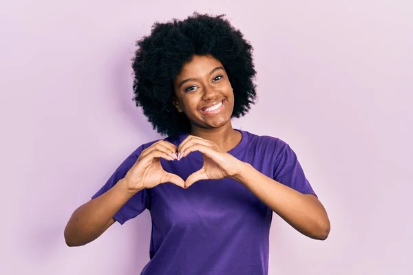 Молодая Африканская Американка Повседневной Одежде Улыбается Любви Показывая Символ Сердца — стоковое фото