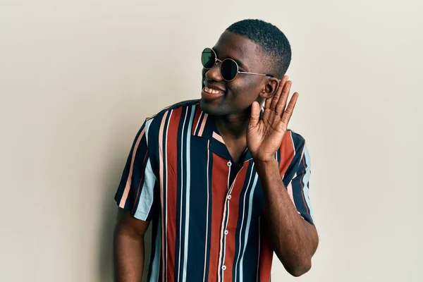 Joven Afroamericano Vestido Con Ropa Casual Gafas Sol Sonriendo Con — Foto de Stock