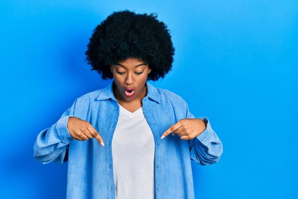 Młoda Afroamerykanka Ubrana Luźne Ubrania Wskazująca Palcami Reklamy Zaskoczoną Twarz — Zdjęcie stockowe