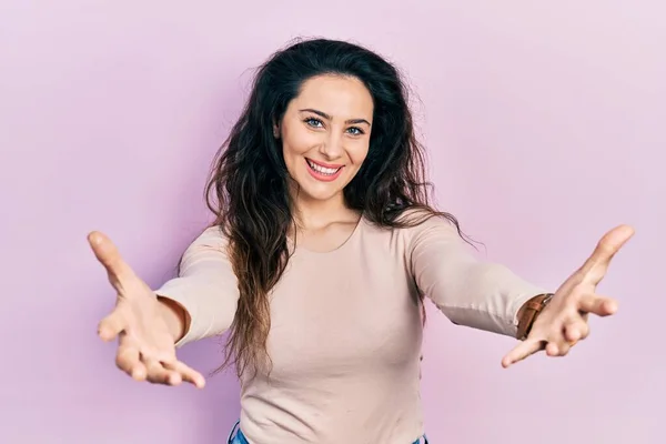 Jovem Hispânica Vestindo Roupas Casuais Olhando Para Câmera Sorrindo Braços — Fotografia de Stock