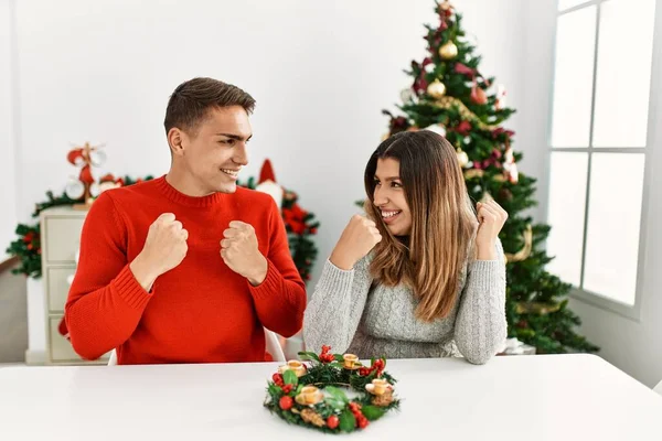 Jong Latijns Amerikaans Echtpaar Zit Aan Tafel Kerst Erg Blij — Stockfoto