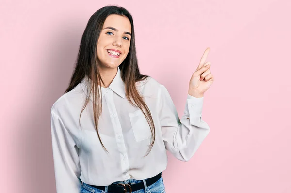 Joven Adolescente Morena Con Camisa Blanca Negocios Con Una Gran —  Fotos de Stock