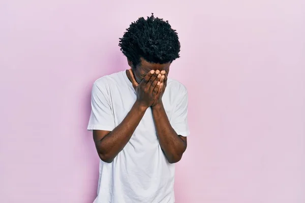 Junger Afrikanisch Amerikanischer Mann Lässigem Weißem Shirt Mit Traurigem Gesichtsausdruck — Stockfoto