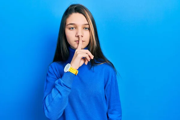 Menina Morena Jovem Vestindo Camisola Gola Alta Pedindo Para Ficar — Fotografia de Stock