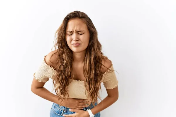 消化不良 痛みを伴う病気が体調不良のため 胃に手を背景に美しいヒスパニック系の女性が隔離された上に立っている キャッシュ コンセプト — ストック写真