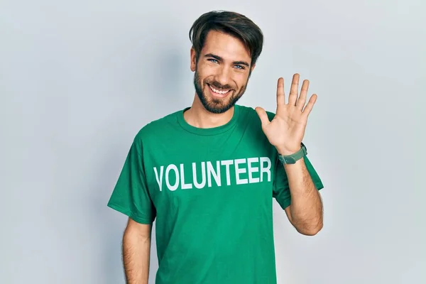 Jovem Hispânico Vestindo Voluntário Shirt Renúncia Dizendo Olá Feliz Sorridente — Fotografia de Stock