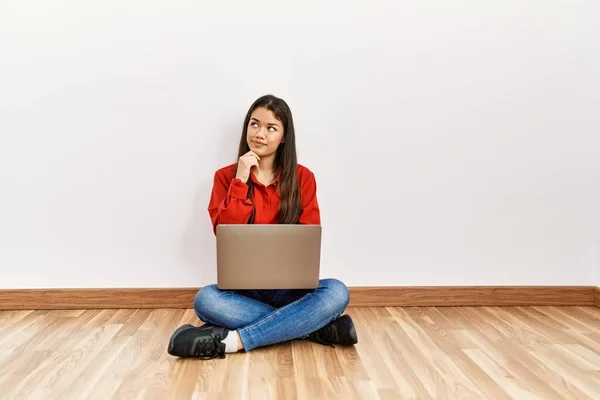 Mujer Morena Joven Sentada Suelo Habitación Vacía Con Ordenador Portátil —  Fotos de Stock