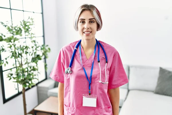 Genç Güzel Bir Kadın Doktor Üniforması Giyiyor Steteskop Takıyor Yüzünde — Stok fotoğraf