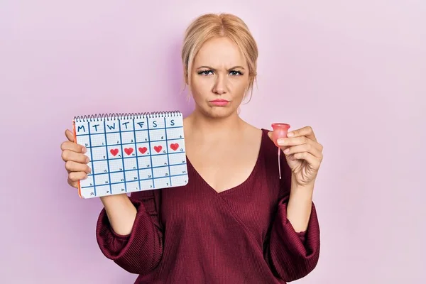 Jonge Blonde Vrouw Met Hart Kalender Menstruatiecup Depressief Zorgen Voor — Stockfoto
