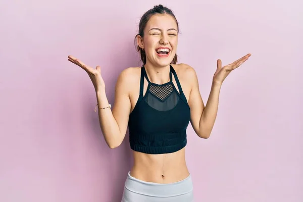 Spor Giyimli Genç Esmer Kadın Başarının Çılgınlığını Kutluyor Kollarını Kaldırmış — Stok fotoğraf