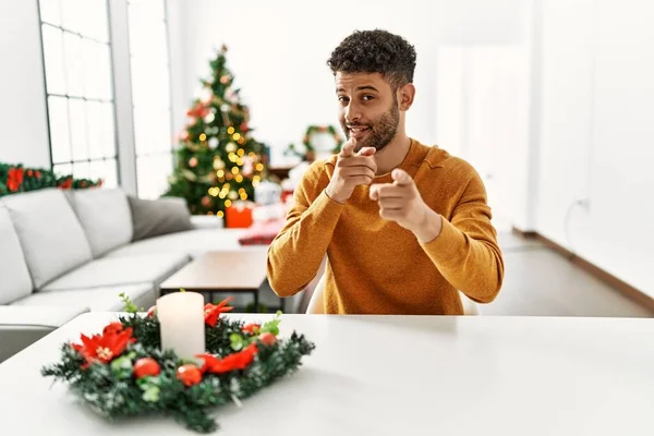 크리스마스 탁자에 행복하고 재밌는 얼굴로 카메라를 가리키는 에너지와 — 스톡 사진