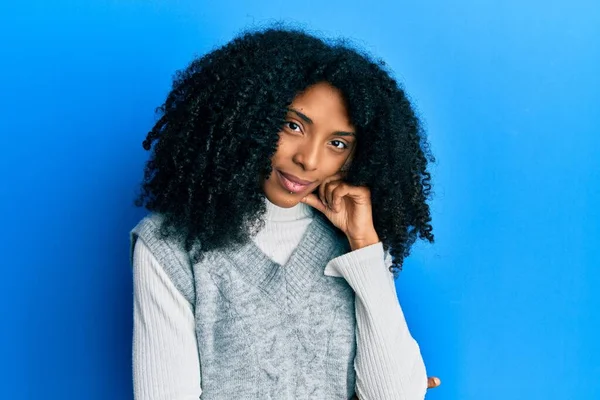 African American Woman Afro Hair Wearing Casual Winter Sweater Hand — Stock Photo, Image