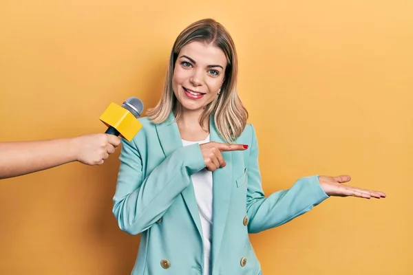 Hermosa Mujer Caucásica Siendo Entrevistada Por Reportera Sosteniendo Micrófono Asombrada — Foto de Stock