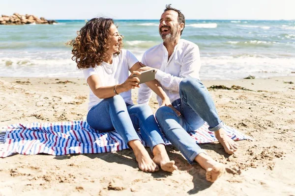 Casal Hispânico Meia Idade Usando Smartphone Sentado Toalha Praia — Fotografia de Stock