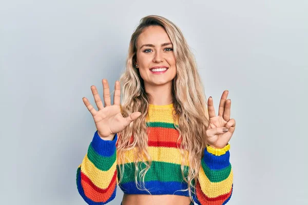 Smuk Ung Blondine Kvinde Iført Farvet Sweater Viser Peger Med - Stock-foto
