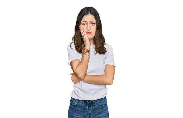 Junge Schöne Frau Lässigem Weißem Shirt Denkt Müde Und Gelangweilt — Stockfoto