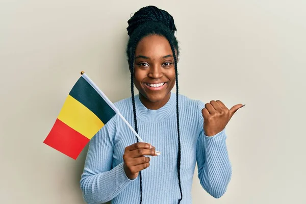 Africano Americano Mulher Com Trançado Cabelo Segurando Bandeira Bélgica Apontando — Fotografia de Stock