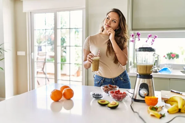 Schöne Junge Brünette Frau Trinkt Ein Glas Smoothie Der Küche — Stockfoto