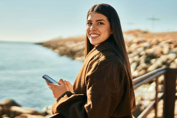 Joven Mujer Hispana Sonriendo Feliz Usando Smartphone Playa — Foto de Stock