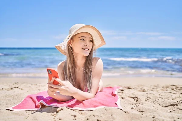 Jeune Fille Chinoise Portant Bikini Utilisant Smartphone Plage — Photo