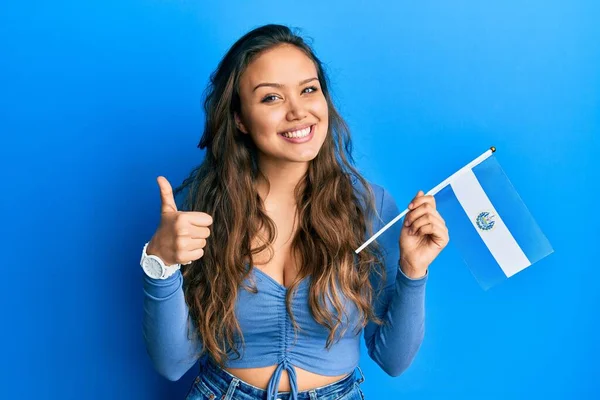 Młoda Latynoska Dziewczyna Trzyma Flagę Salvador Uśmiechnięta Szczęśliwy Pozytywny Kciuk — Zdjęcie stockowe