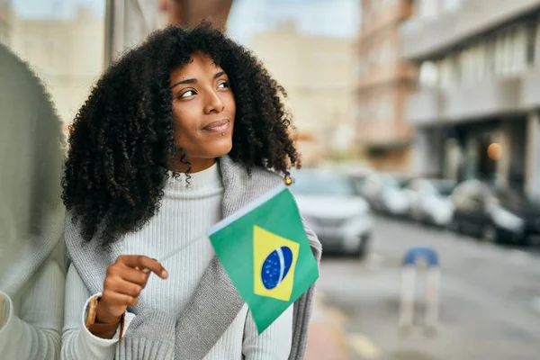 Jeune Femme Afro Américaine Souriante Heureuse Tenant Drapeau Brésil Ville — Photo