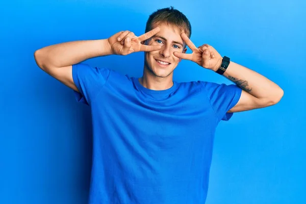 Junger Kaukasischer Mann Lässigem Blauem Shirt Der Das Friedenssymbol Mit — Stockfoto