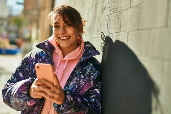 Νεαρή Ισπανίδα Αθλητική Γυναίκα Χαμογελώντας Ευτυχισμένη Χρησιμοποιώντας Smartphone Στην Πόλη — Φωτογραφία Αρχείου