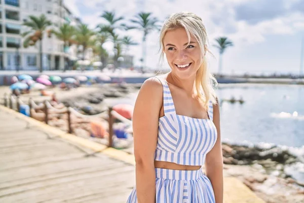 Joven Chica Rubia Sonriendo Feliz Pie Playa — Foto de Stock