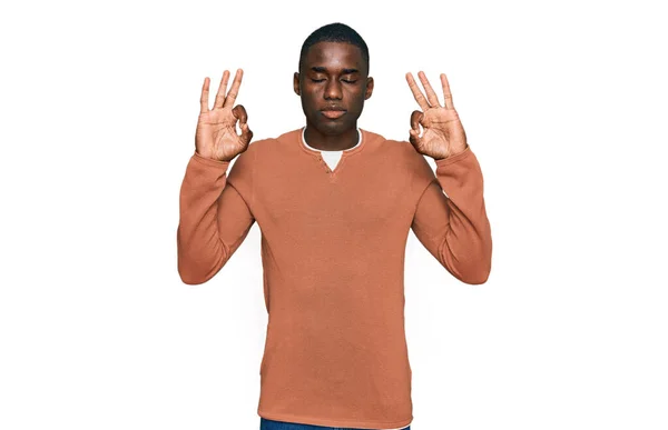 身穿休闲装的年轻的非洲裔美国人 闭着眼睛 用手指做冥想动作 瑜伽概念 — 图库照片