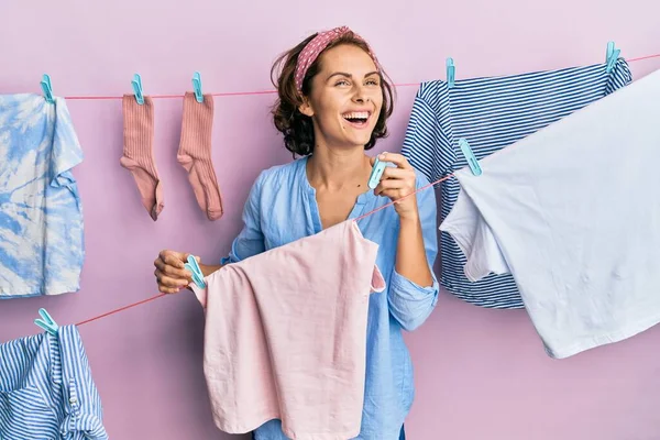Genç Esmer Kadın Cımbız Tutarak Çamaşırlarını Yıkıyor Gülümsüyor Yan Tarafa — Stok fotoğraf