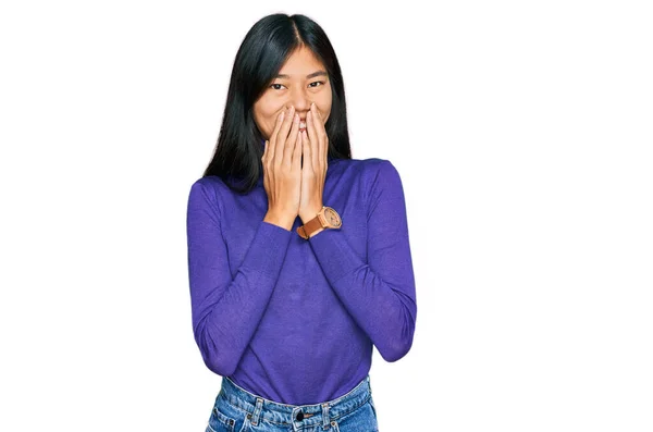 Красива Молода Азіатська Жінка Повсякденному Одязі Сміється Збентежує Гітч Покриваючи — стокове фото