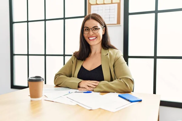 Ung Brunett Kvinna Bär Business Style Sitter Skrivbordet Kontoret Ser — Stockfoto