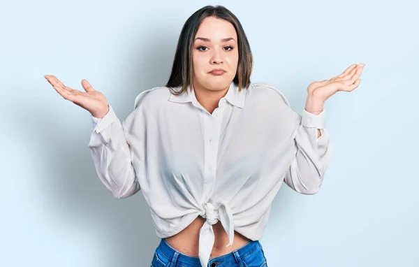 Jovem Hispânica Vestindo Roupas Casuais Sem Noção Confuso Com Braços — Fotografia de Stock