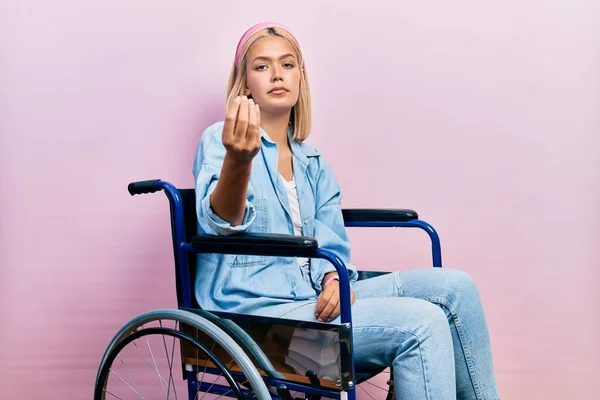 Krásná Blondýnka Sedící Invalidním Vozíku Dělá Italská Gesta Rukou Prsty — Stock fotografie