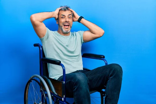 Yakışıklı Orta Yaşlı Gri Saçlı Tekerlekli Sandalyede Oturan Deli Elleri — Stok fotoğraf
