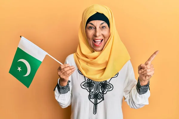 Mulher Hispânica Meia Idade Vestindo Hijab Segurando Bandeira Paquistão Sorrindo — Fotografia de Stock