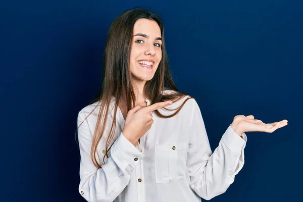 Junge Brünette Teenager Lässigem Weißen Hemd Staunen Und Lächeln Die — Stockfoto