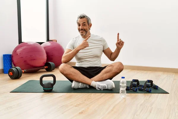 Hispanischer Mann Mittleren Alters Sitzt Lächelnd Auf Einer Trainingsmatte Der — Stockfoto