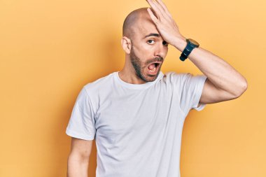 Gündelik beyaz tişört giyen genç ve kel bir adam hata için el ele tutuşarak şaşırdı. Hatayı hatırla. Unuttum, kötü hafıza kavramı. 