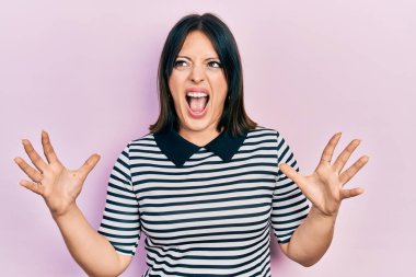 Genç İspanyol kadın gündelik kıyafetler giyip deli gibi bağırıyor ve agresif bir ifade ve kollarla bağırıyor. hüsran kavramı. 