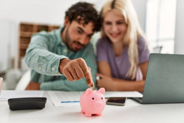 Aile ekonomisini kontrol eden genç çift.