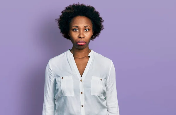 Africká Američanka Afro Vlasy Sobě Ležérně Bílé Tričko Depresivní Strach — Stock fotografie