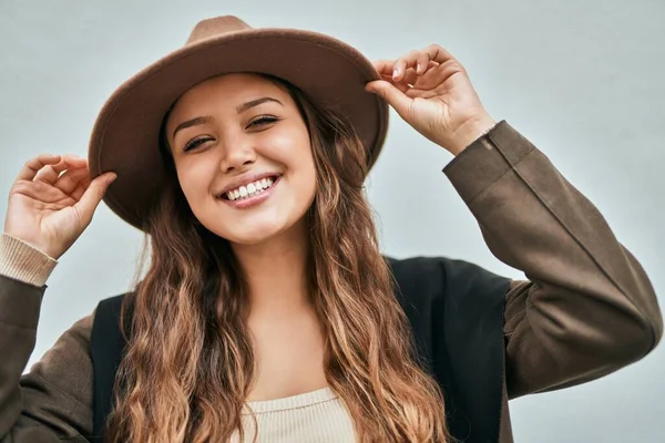 Muda Hispanik Wisatawan Wanita Tersenyum Bahagia Memegang Topi Kota — Stok Foto