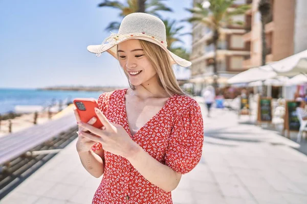 Jeune Fille Chinoise Portant Chapeau Été Utilisant Smartphone Sur Promenade — Photo